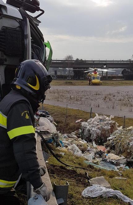 Camion si ribalta autista incastrato dentro la motrice 