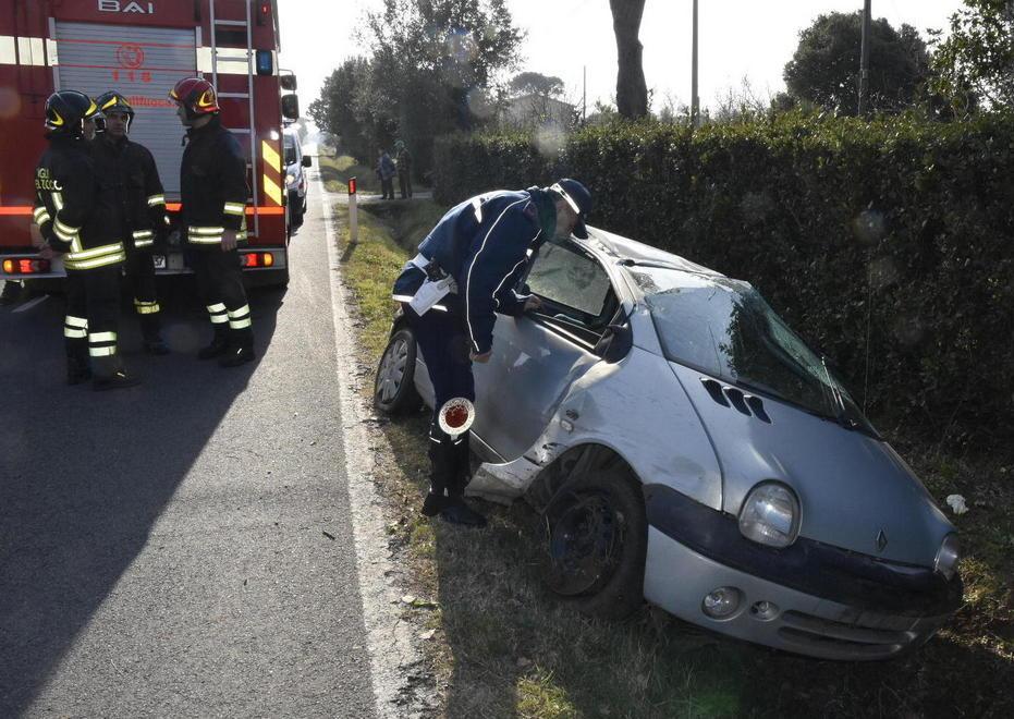 Sbanda per alcune decine di metri e finisce in fossetta
