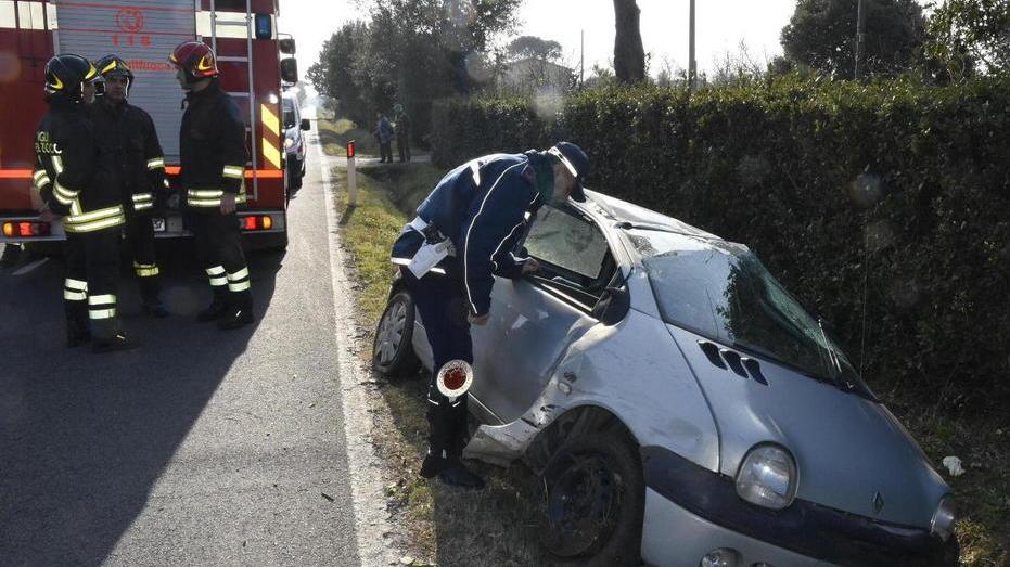 Sbanda per alcune decine di metri e finisce in fossetta