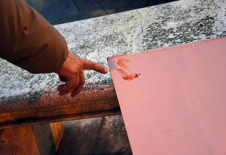 Accoltellato al volto in pieno centro 