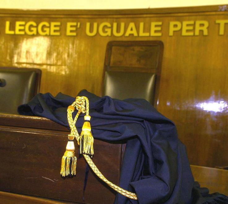 Fa i regali coi soldi falsi Cinquantenne a processo 