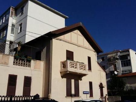 E in via Fioravanti tra i palazzi spunta “una baita”