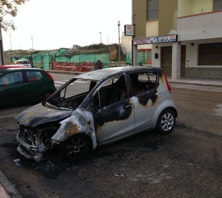 Ancora un’auto a fuoco Imprendibili gli incendiari 
