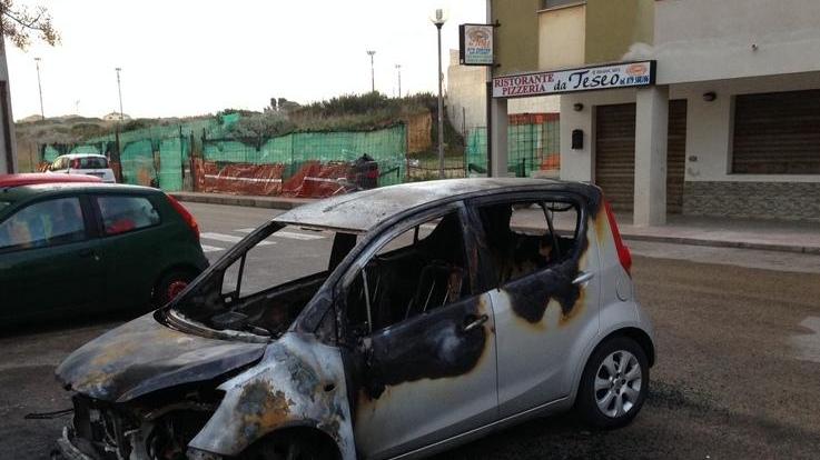 Ancora un’auto a fuoco Imprendibili gli incendiari
