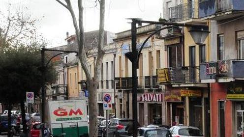 Botte a una ragazza in via Mazzini: un uomo bloccato dai passanti