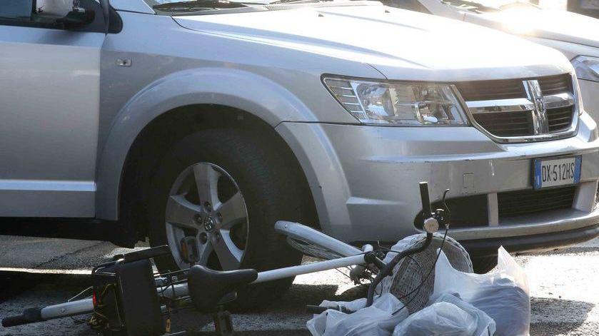 Bici travolta da un’auto sulle strisce