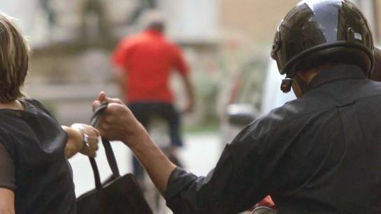 Furto sventato, ragazza fa cadere il ladro dallo scooter