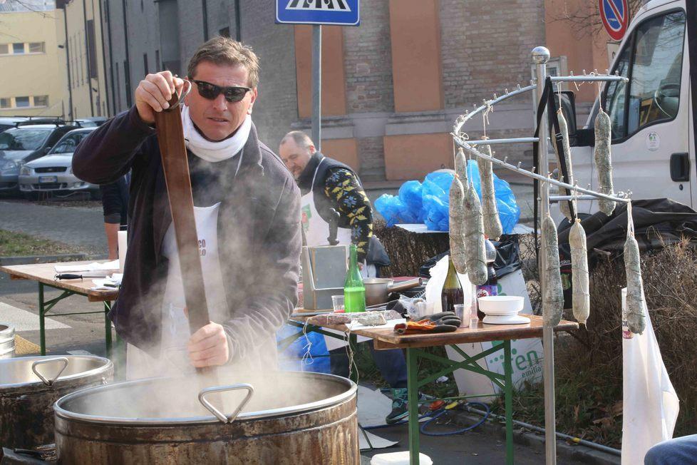 Folla a Cadelbosco Sopra con il mercatino e la sagra dei ciccioli 