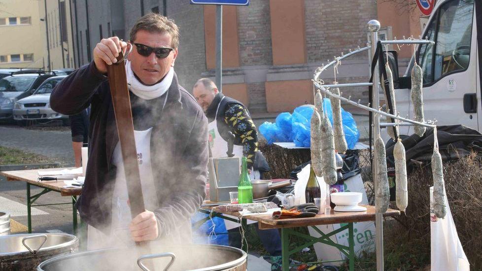 Folla a Cadelbosco Sopra con il mercatino e la sagra dei ciccioli