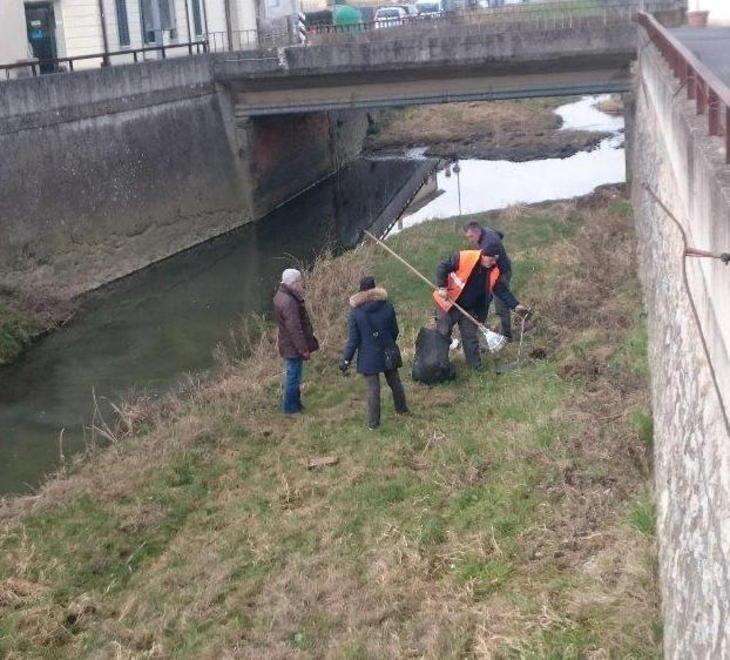 Volantini in cinese contro i rifiuti nel fiume 