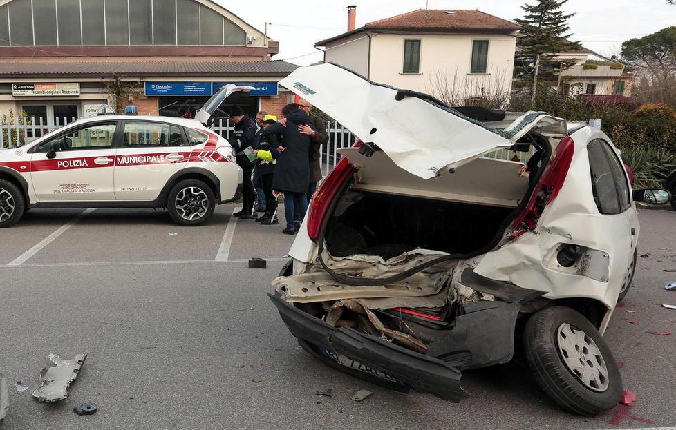 Madre e figlia illese nello scontro 