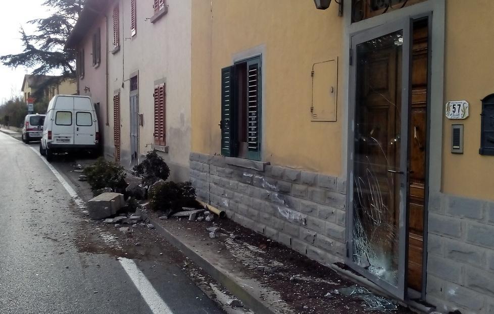 Furgone piomba sul marciapiede 