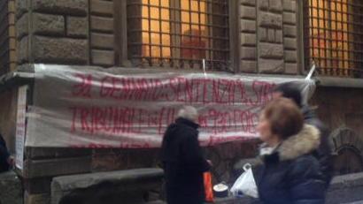 I familiari delle vittime: «Venite al processo»