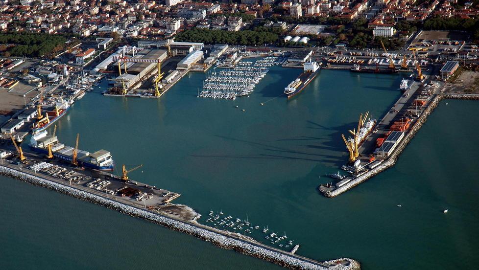 Una panoramica del porto di Marina di Carrara