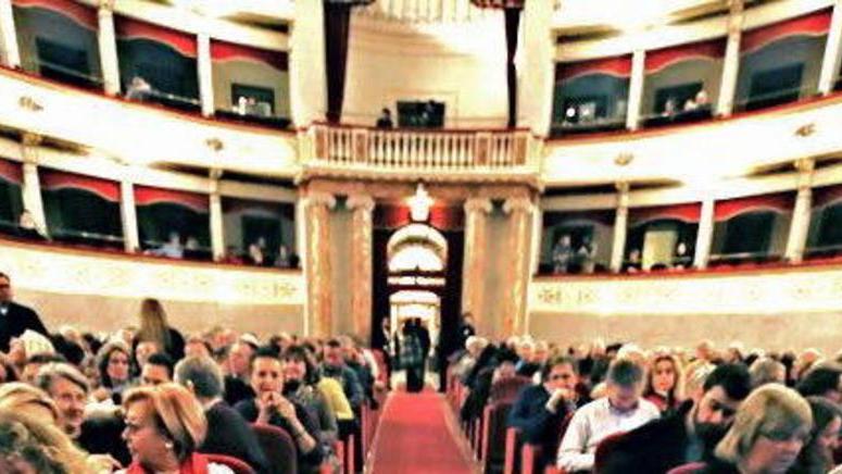 Goldoni, spettatore colpito da malore