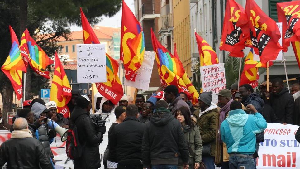 Accoglienza e permesso di soggiorno: profughi in corteo