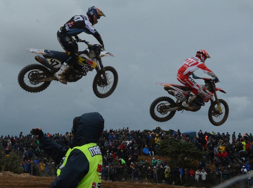 Motocross spettacolo sulla sabbia di Riola Sardo