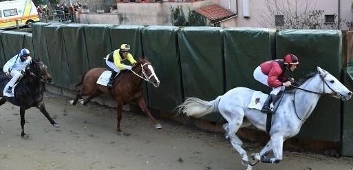 Il giovane fantino florinese Fiori vince il palio di Buti