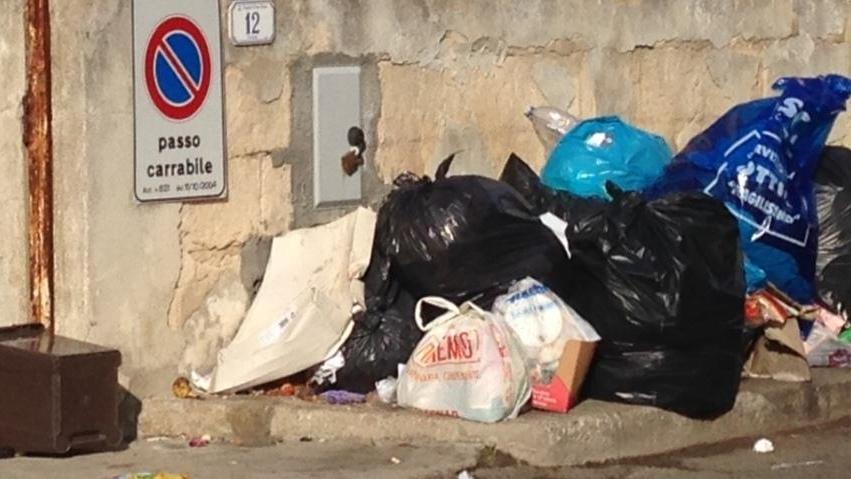 Città invasa dai rifiuti per lo sciopero al servizio di raccolta 
