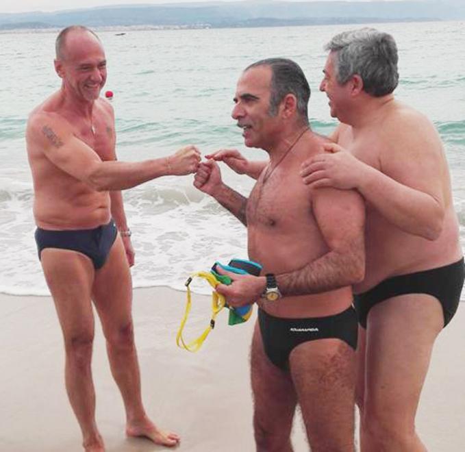 Alghero, bagno fuori stagione per Ugo Cappellacci