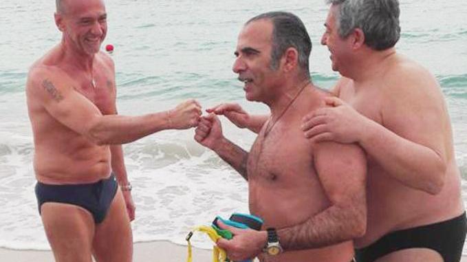 Alghero, bagno fuori stagione per Ugo Cappellacci