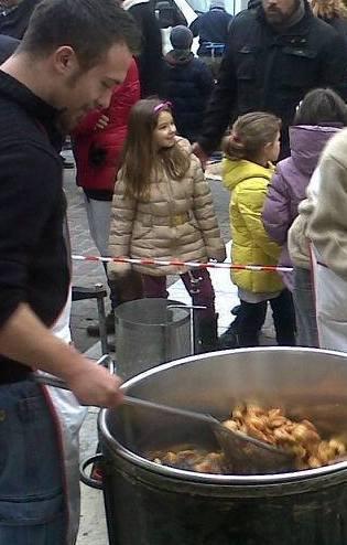 Cicciolata in piazza a Casalgrande 
