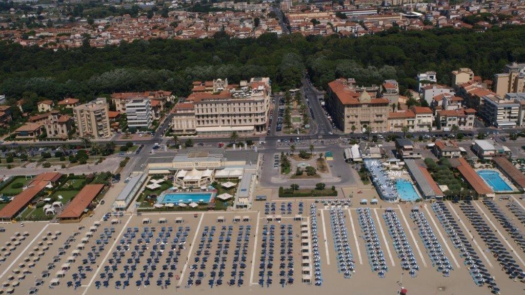 Versilia: i bagni cercano cuochi, camerieri e baristi. Come candidarsi