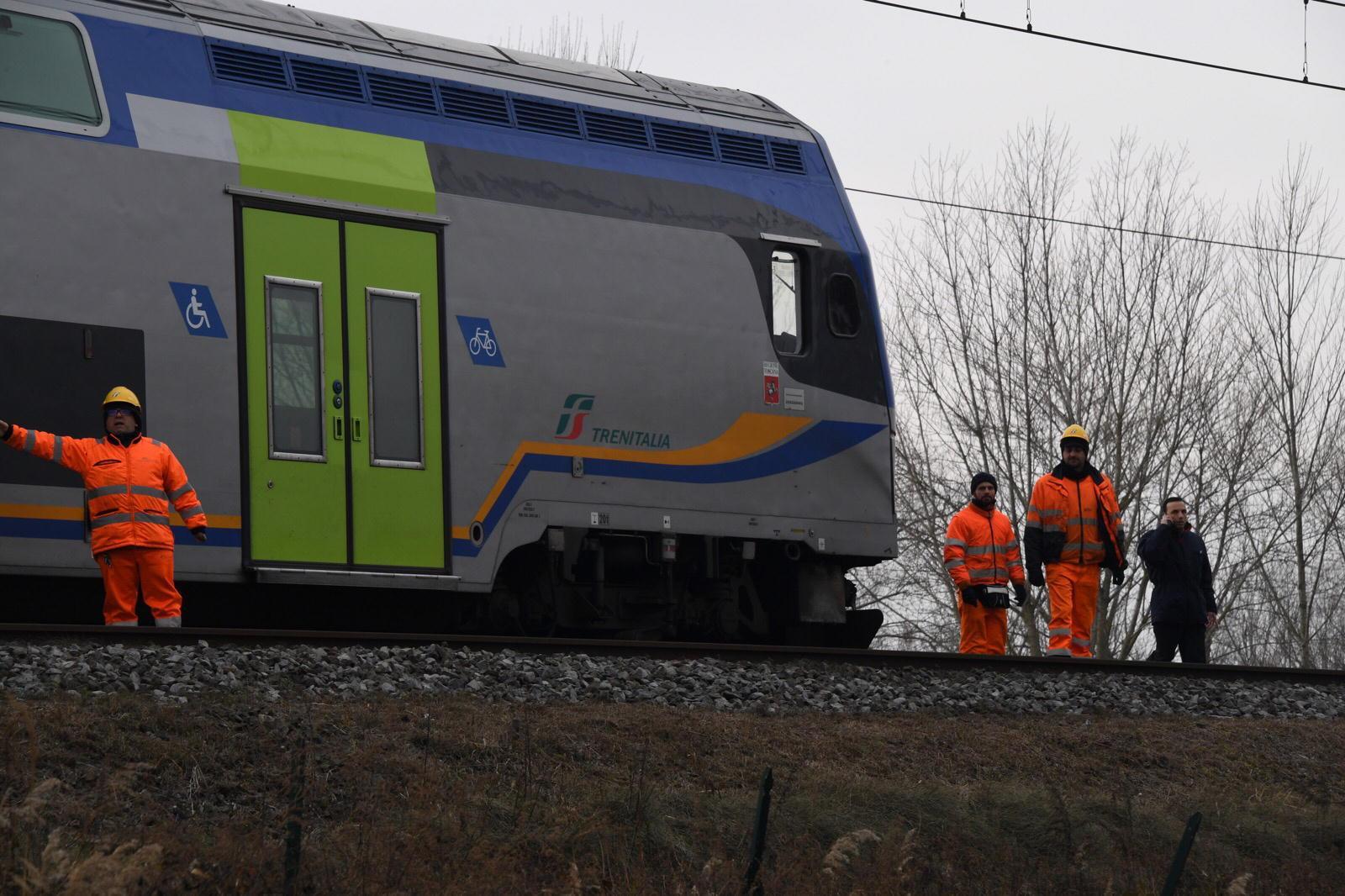 Travolto e ucciso da un treno - Foto e video 