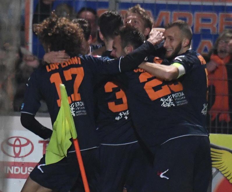 L'abbraccio degli arancioni dopo il gol del pareggio a Pontedera