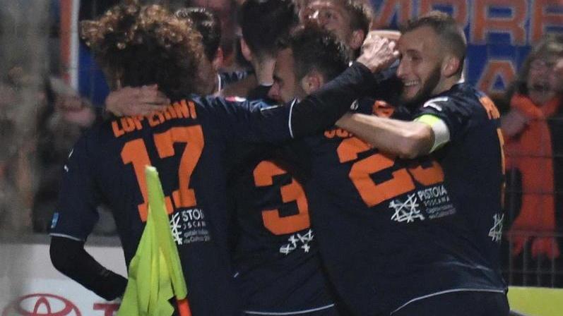 L'abbraccio degli arancioni dopo il gol del pareggio a Pontedera