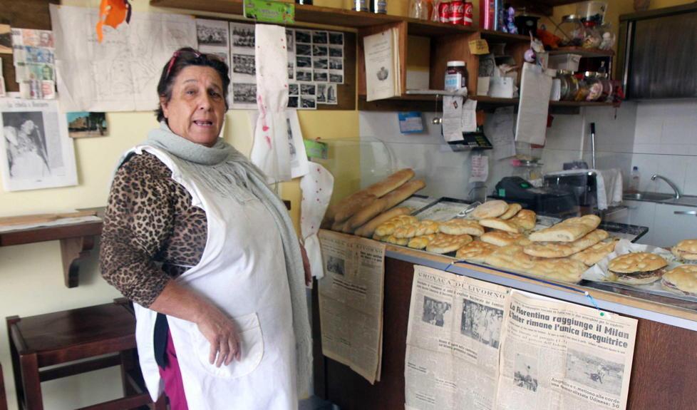 Piera Lenti nella paninoteca (Salvini/Pentafoto)