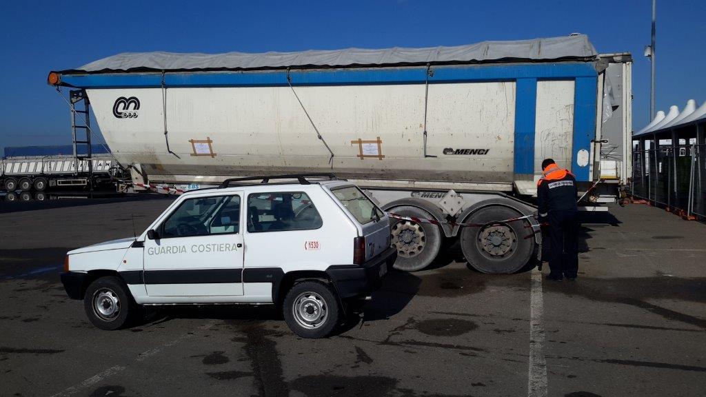 Cagliari, scarti di animali su un camion: sequestro in porto