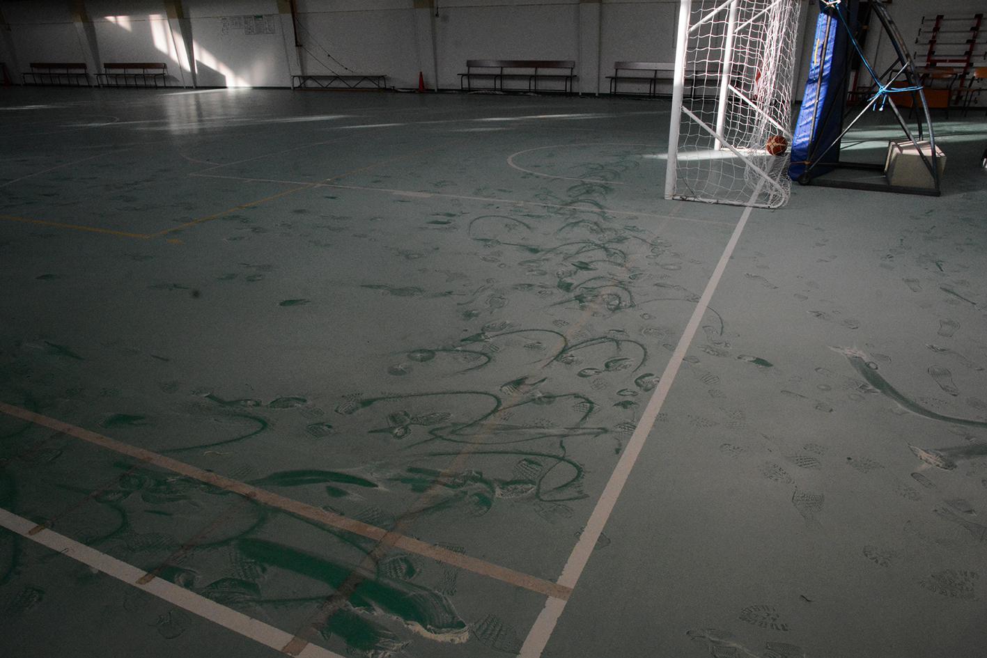 La palestra sporcata dai vandali con la polvere degli estintori