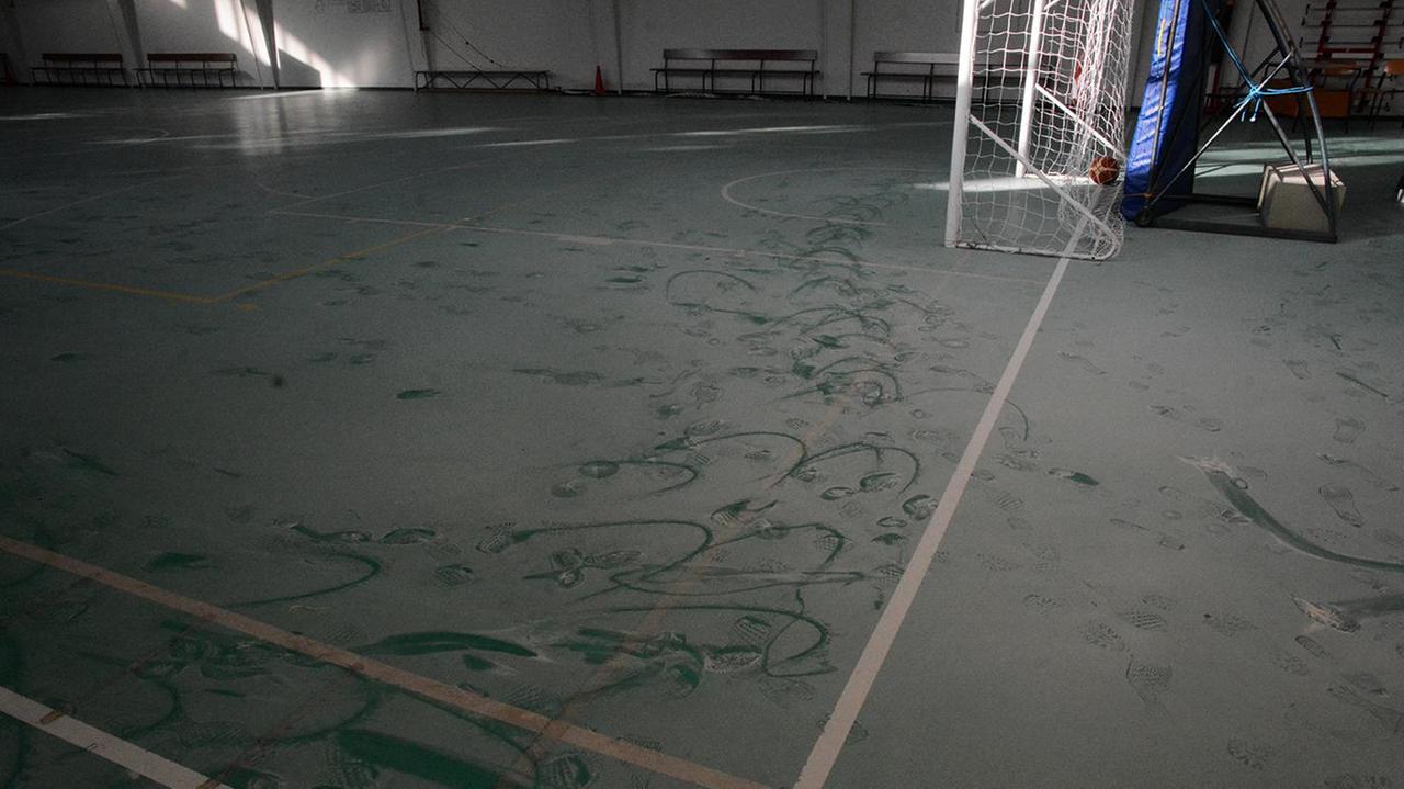 La palestra sporcata dai vandali con la polvere degli estintori