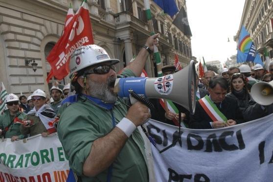 Cagliari, conferenza di servizi su Eurallumina: gli operai presidiano la Regione