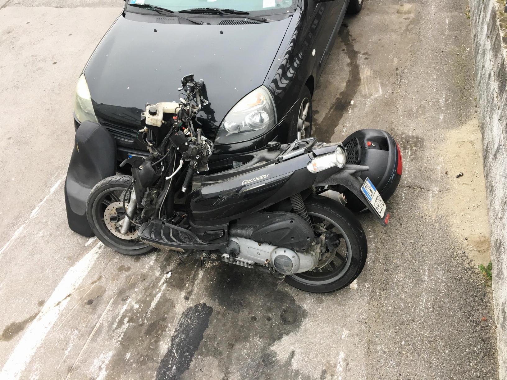 La moto e l'auto coinvolte nell'incidente (Foto Nucci)