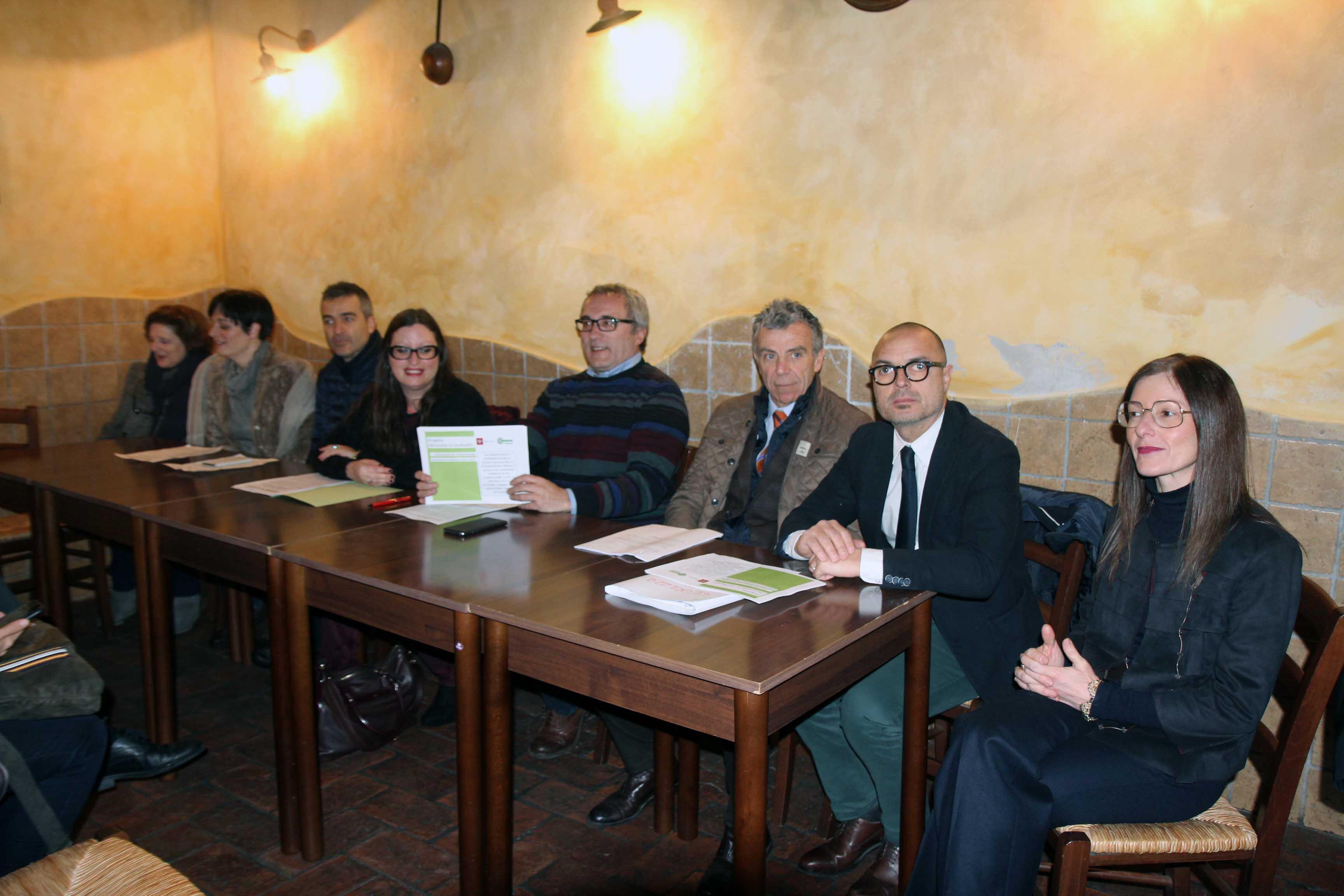 Da destra Annalisa Coli e Alessandro Ciapini (Confesercenti), Riccardo Pucciarelli (comandante della Polizia Municipale), l'assessore regionale Vittorio Bugli, gli assessori del Comune Stella Sorgente, Alessandro Aurigi e Paola Baldari, la presidente del Ccn Antico Borgo reali Daniela Barli Carboncini (Salvini/Pentafoto)