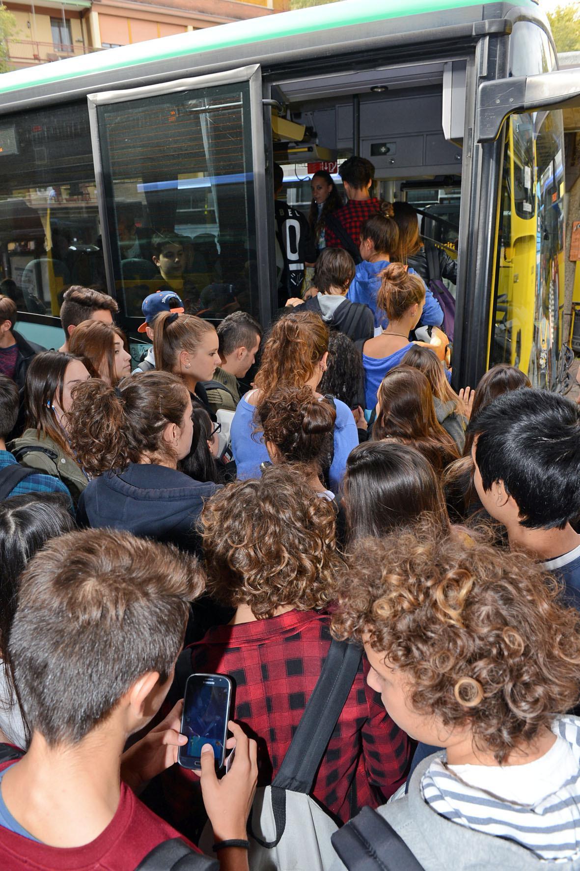 Le rubano tessera sul bus, il padre la rivuole da Seta 