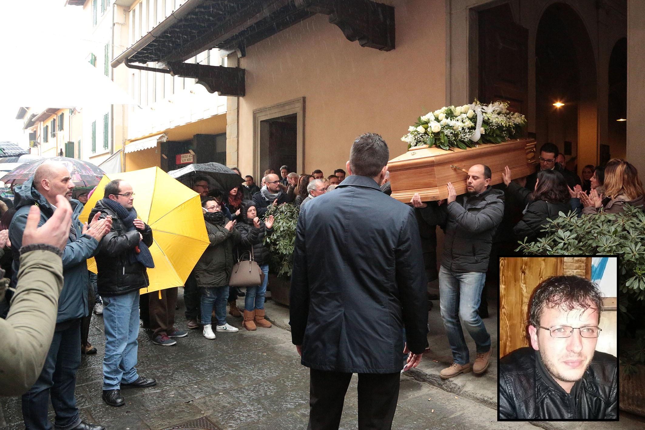 L'uscita della bara è stata accompagnata da un lungo applauso, nel riquadro Nicko Villani (Foto Agenzia Carlo Sestini)