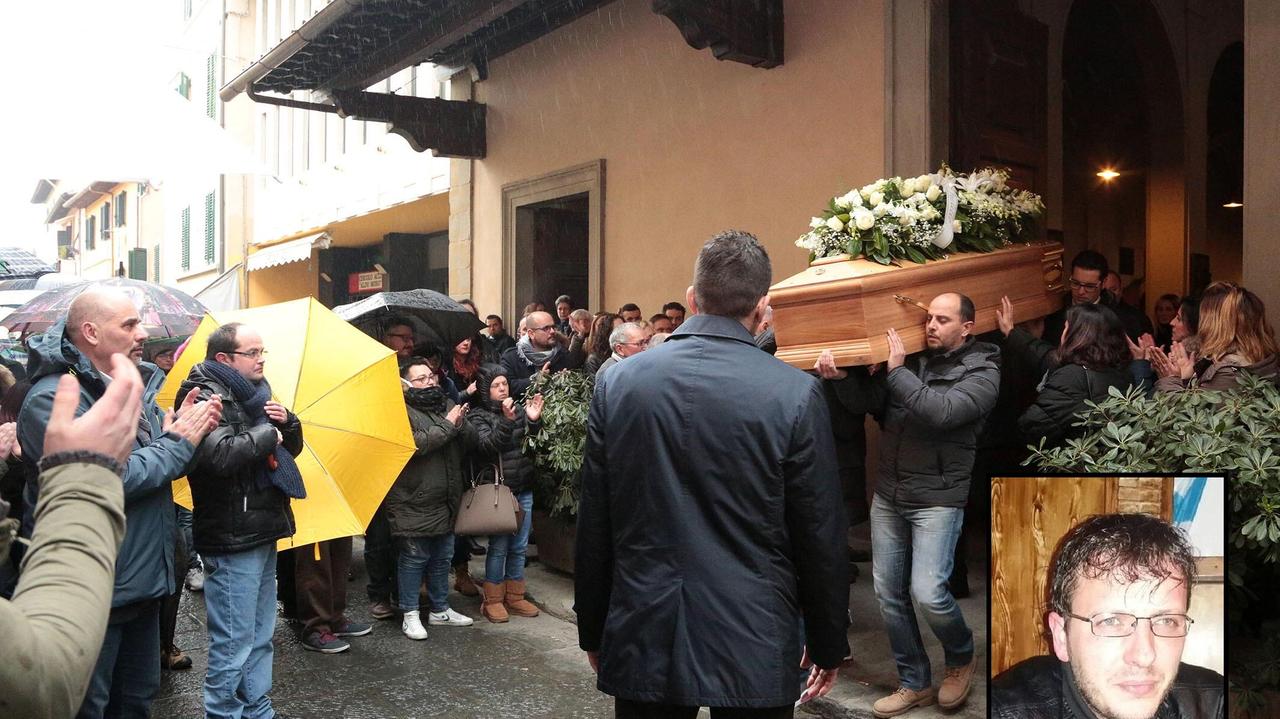 L'uscita della bara è stata accompagnata da un lungo applauso, nel riquadro Nicko Villani (Foto Agenzia Carlo Sestini)