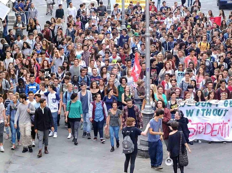 Pistoia, in strada la protesta degli studenti pistoiesi 