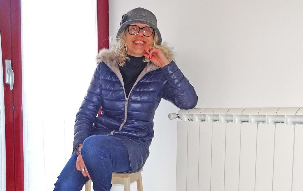 Federica Pagnini accanto a un termosifone che non riscalda (foto Gori)