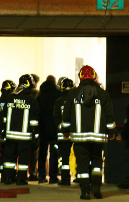 Incendio al centro dei Gigli a fuoco scooter e un container