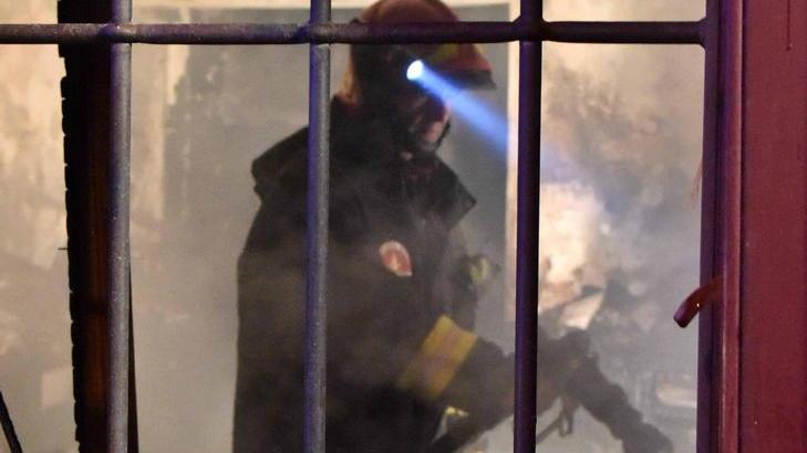 A 69 anni in fuga dalla sua casa distrutta dal rogo
