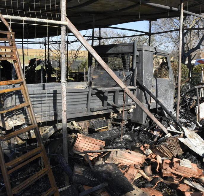 Le fiamme distruggono un annesso 
