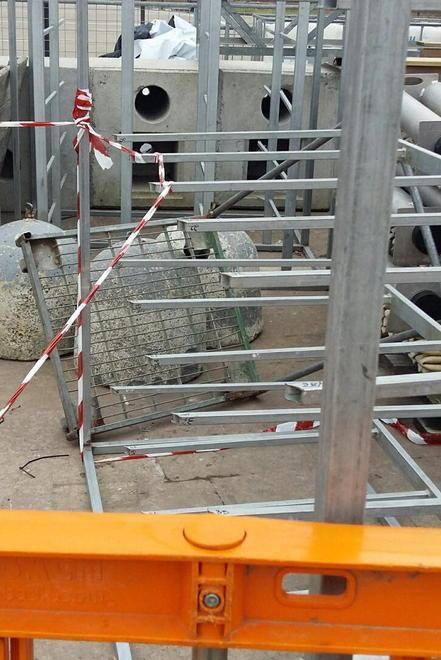 Pali di ferro, sbarre e prodotti chimici lasciati da 20 giorni 