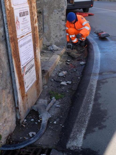Tubo di gas divelto da un’auto 