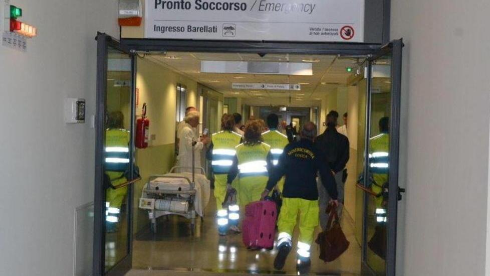 Cade dal terrazzo mentre pulisce