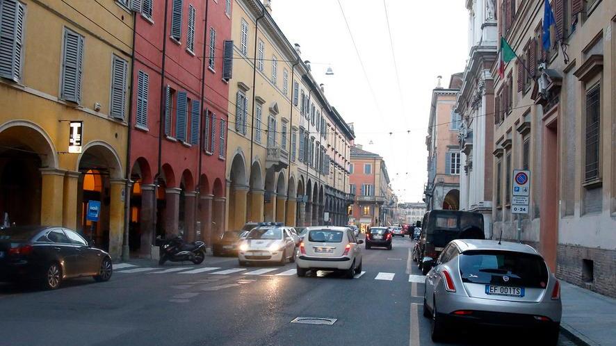 Modena, Corso Canalgrande: difende il giubbotto, sfregiato al volto