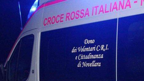 Auto con 4 giovani finisce nel canale
